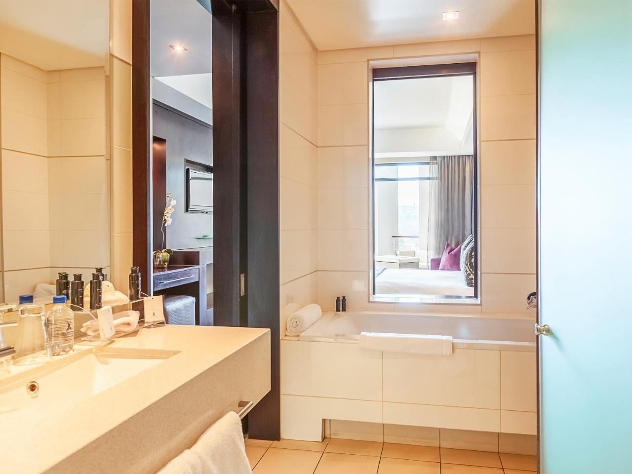 The Fairway Hotel, Spa & Golf Resort Randburg Bagian luar foto